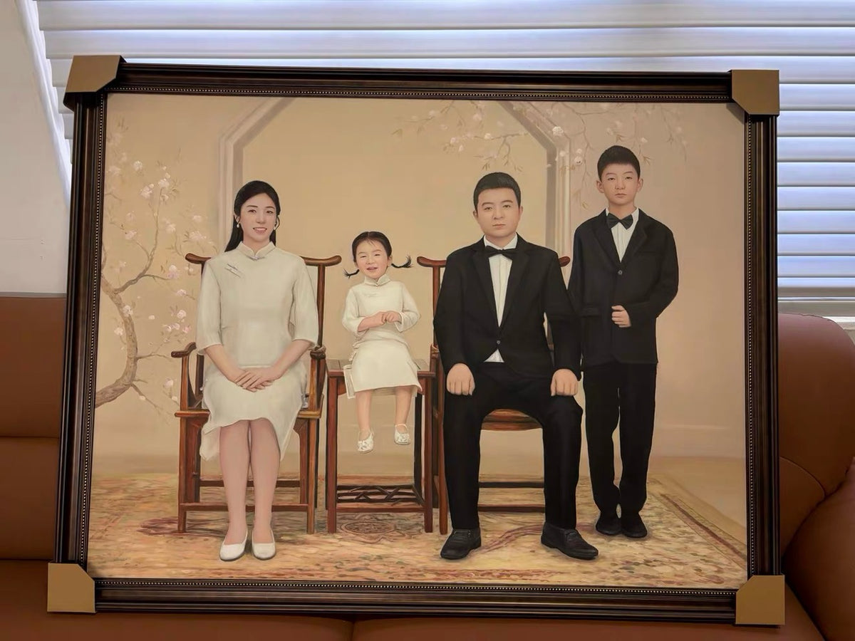 一幅裝框的現代家庭群像畫,四位家人在暖色室內場景中坐立合影,背景帶有花枝。