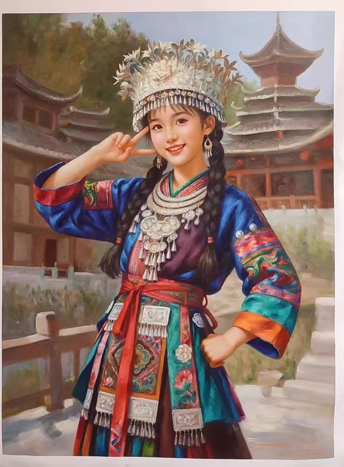 一幅色彩豐富的女子人像畫,年輕女子身著傳統服飾、佩戴精緻銀色頭飾,在傳統建築前微笑比出勝利手勢。