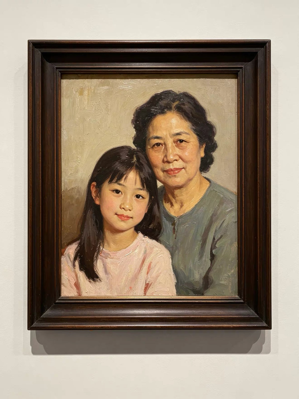 一幅深色木框雙人人像畫,一位年長女子與一名女孩在暖色中性背景前合影。