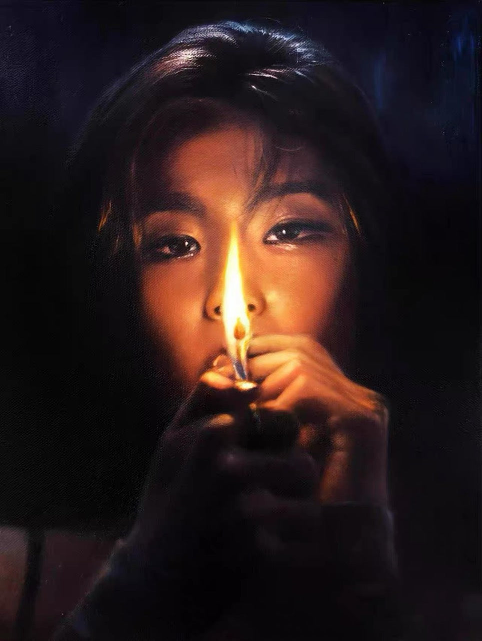 Un retrato en tonos oscuros de una mujer que sostiene una pequeña llama cerca del rostro, iluminada por una cálida luz naranja.