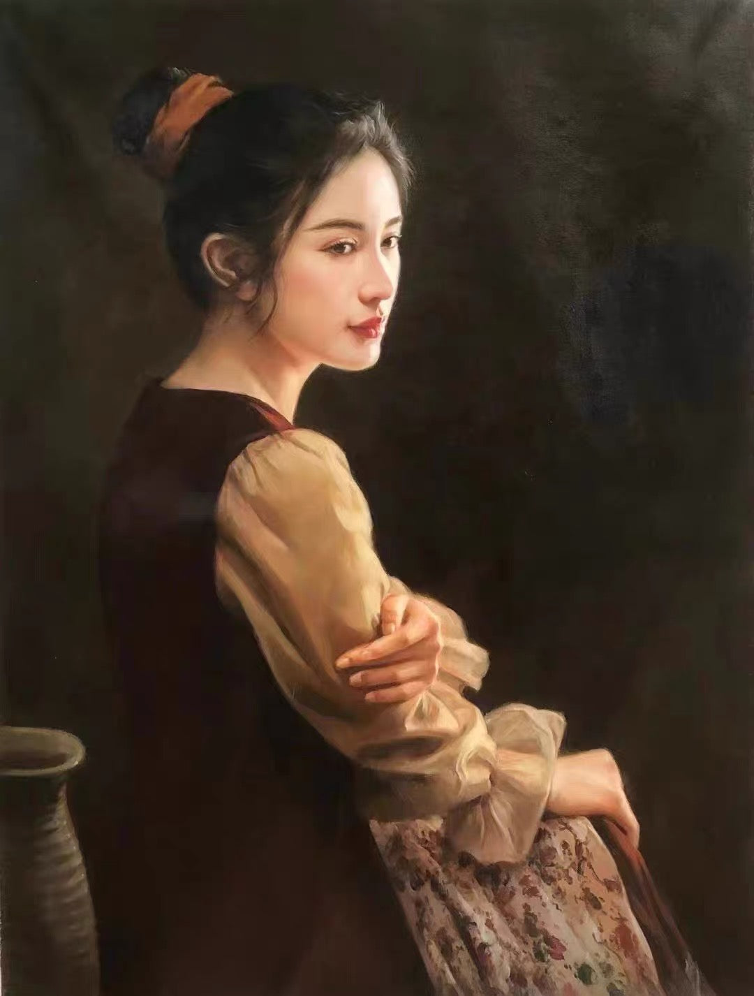 Un retrato pintado de estilo clásico de una mujer sentada bajo una cálida luz lateral sobre un fondo oscuro, con una vasija visible en la parte inferior izquierda.