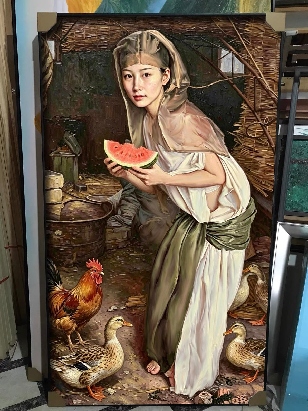 Una gran pintura enmarcada de una mujer que sostiene una rodaja de sandía en un entorno rústico con una gallina y tres patos.