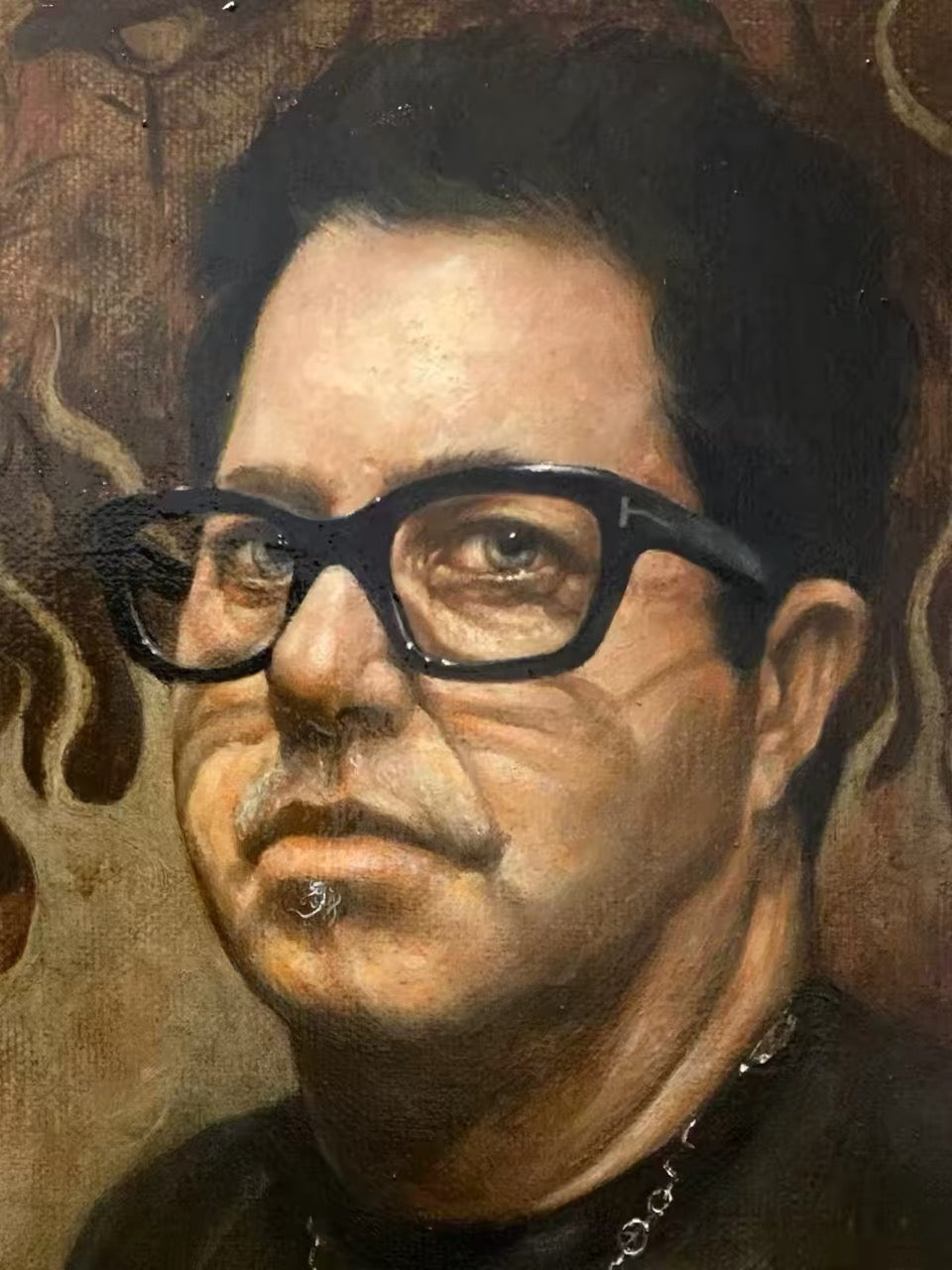 Un retrato pintado en primer plano de un hombre con cabello oscuro corto y gafas rectangulares negras sobre un fondo marrón con patrones.