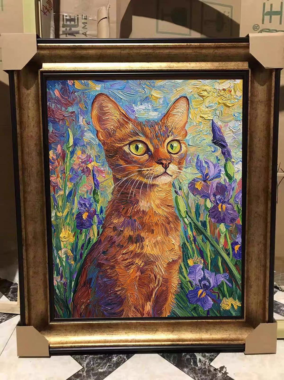 Retrato enmarcado de estilo empastado de un gato marrón rodeado de lirios morados y un fondo floral de vivos colores.