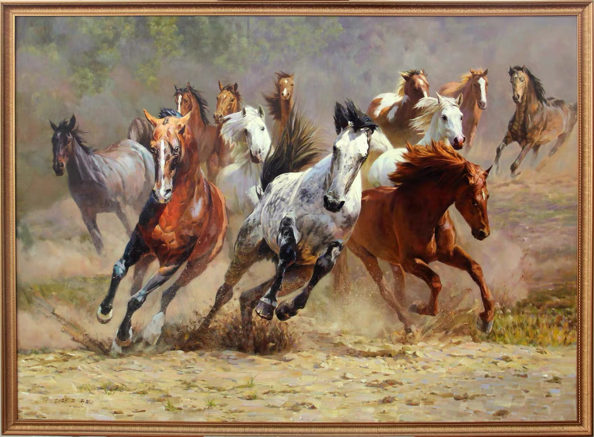 Gran óleo enmarcado de una manada de caballos galopando hacia delante por un paisaje abierto y polvoriento.
