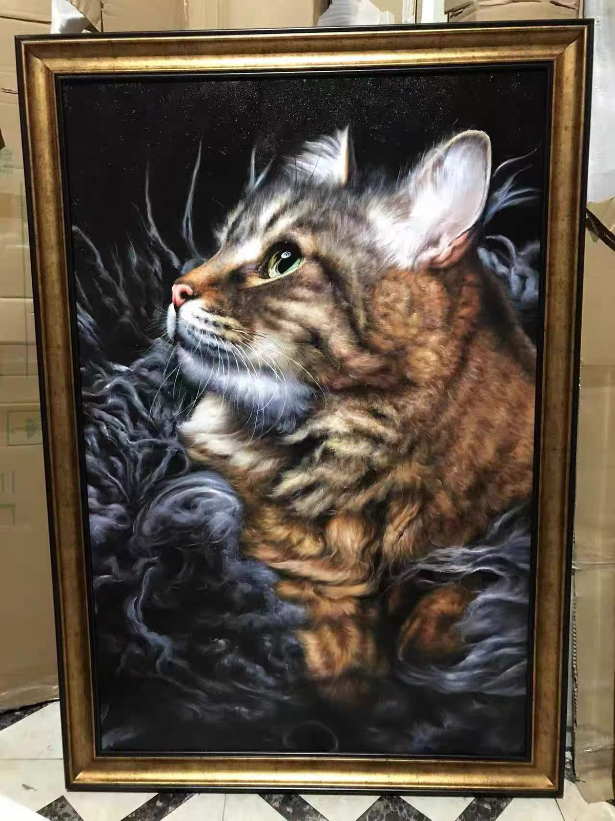 Retrato enmarcado de un gato de pelo largo marrón y negro mirando hacia arriba, rodeado de humo gris sobre un fondo oscuro.