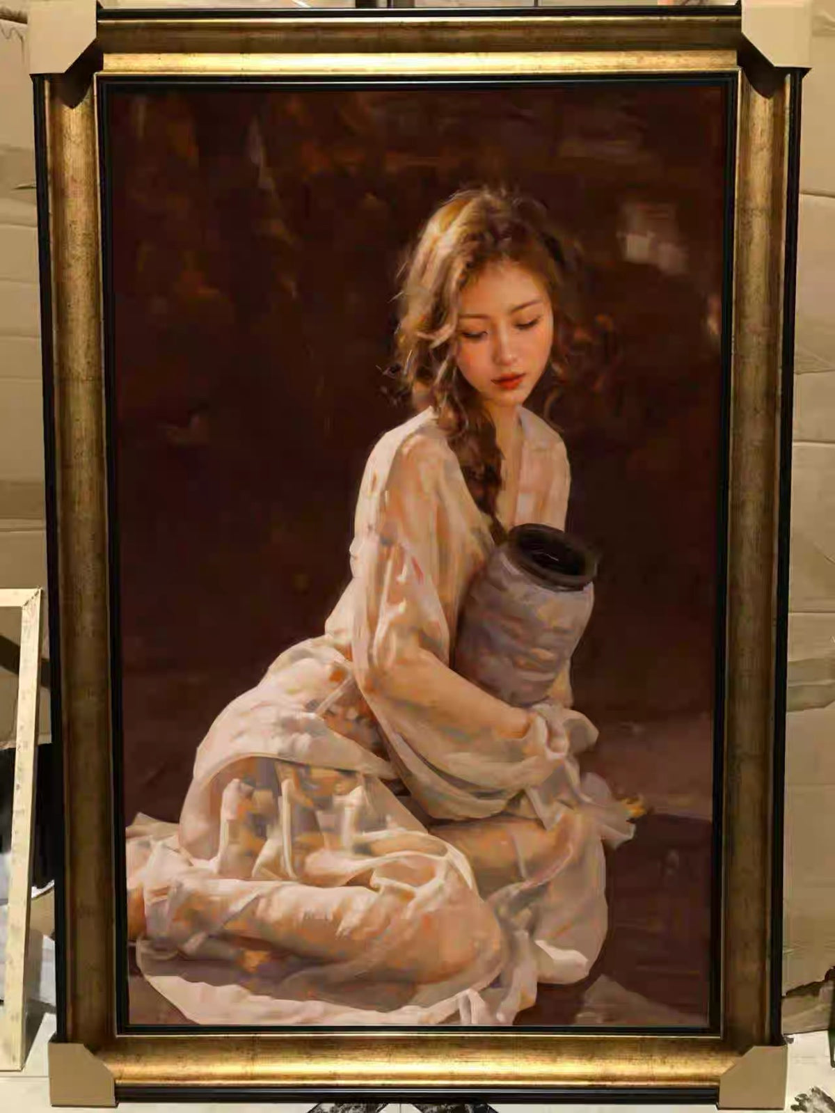 Retrato pictórico enmarcado de una mujer sentada con vestido claro sosteniendo una vasija de cerámica gris sobre un fondo marrón cálido y oscuro.