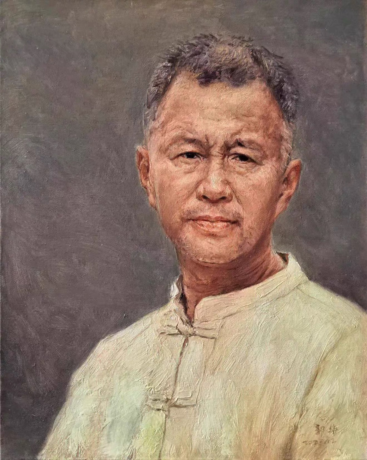 Retrato pictórico de medio cuerpo de un hombre mayor con camisa tradicional beige claro sobre un fondo gris parduzco.