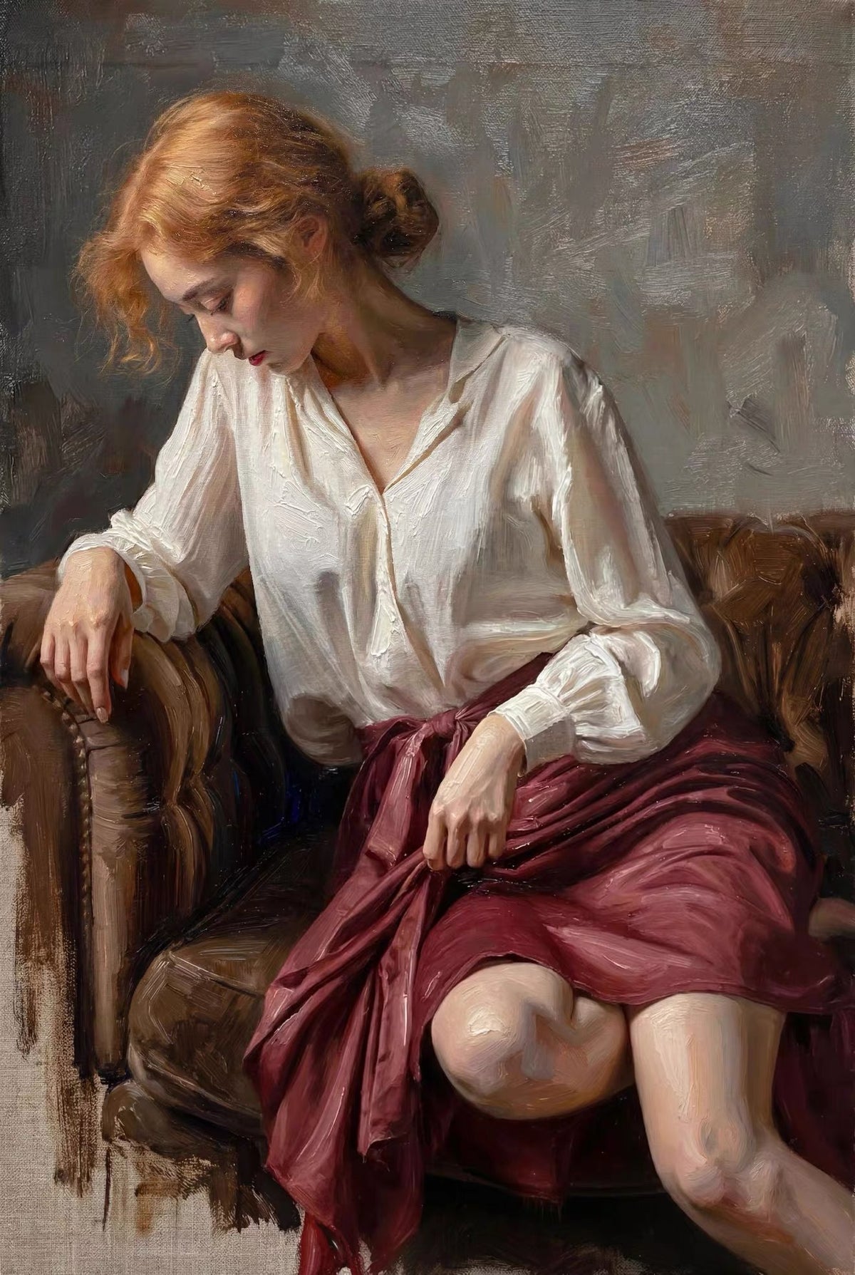 Retrato pictórico de una mujer pelirroja sentada en un sillón marrón, con blusa blanca y falda roja oscura, mirando hacia abajo.