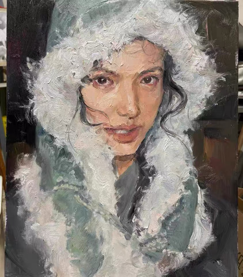 Retrato expresivo de pincelada gruesa de una mujer con una voluminosa capucha blanca y un abrigo verde grisáceo sobre un fondo oscuro.